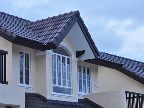 Nên sử dụng ngói bằng đất nung, bằng xi măng hay tấm lợp?